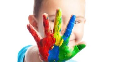 Assinado pelo presidente e pela ministra da Educação, Macaé Evaristo, o texto determina que todos os alunos com deficiência, transtorno do espectro autista ou altas habilidades passem a estudar exclusivamente em escolas comuns | Foto: Asier/Freepik