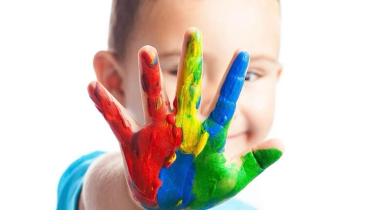 Assinado pelo presidente e pela ministra da Educação, Macaé Evaristo, o texto determina que todos os alunos com deficiência, transtorno do espectro autista ou altas habilidades passem a estudar exclusivamente em escolas comuns | Foto: Asier/Freepik