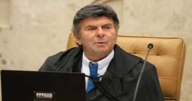 Luiz Fux revê posição no STF e vota pela revisão de condenações de réus do 8 de janeiro