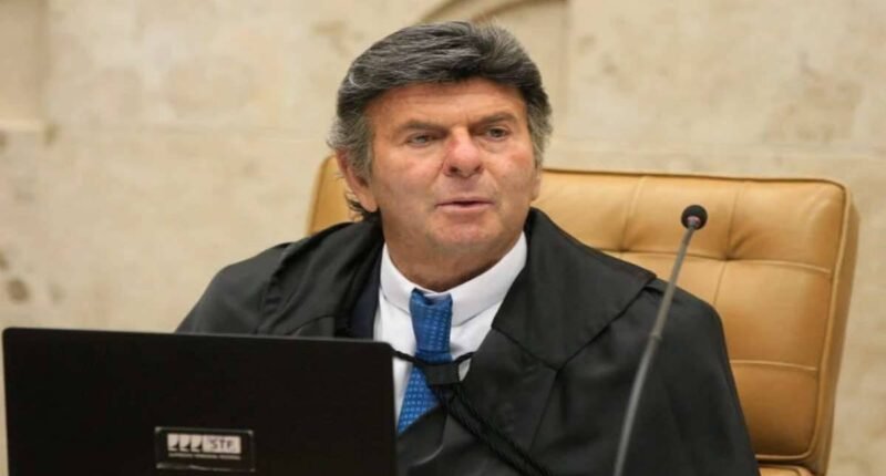 Luiz Fux revê posição no STF e vota pela revisão de condenações de réus do 8 de janeiro