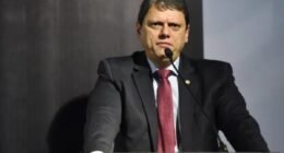 Tarcísio de Freitas reprova inquérito de Moraes contra Flávio Bolsonaro e alerta sobre liberdade de expressão