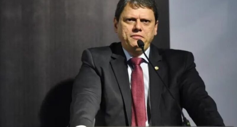 Tarcísio de Freitas reprova inquérito de Moraes contra Flávio Bolsonaro e alerta sobre liberdade de expressão